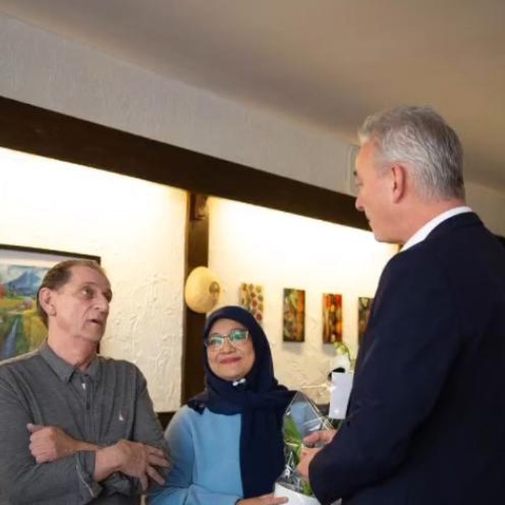 <p>Rumah makan Fenny juga didatangi salah saorang pejabat di wilayah Brunssum, Bunda. Fenny dan suami mendapatkan bunga dari sang pejabat di pembukaan rumah makannya. <em>"Seneng skli sampai meneer wethouder Brunssum datang dan berikan aku bunga maa syaa Allah dukungannya jg trimakasih utk temen 2 yg datang,"</em> tulis Fenny. (Foto: Instagram @fenny.bauty)</p>