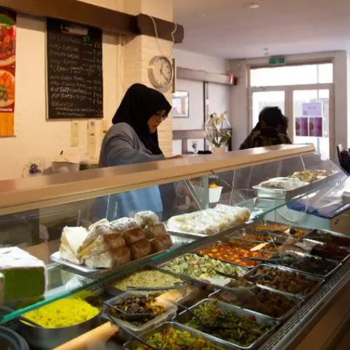 <p>Rumah makan milik Fenny ini menjual aneka ragam makanan khas Indonesia. Tak hanya masakan Padang, tapi juga beberapa makanan populer Tanah Air, seperti gado-gado, nasi goreng, dan sate. Di hari pertama pembukaan, semua makanan terjual habis, Bunda. (Foto: Instagram @fenny.bauty)</p>