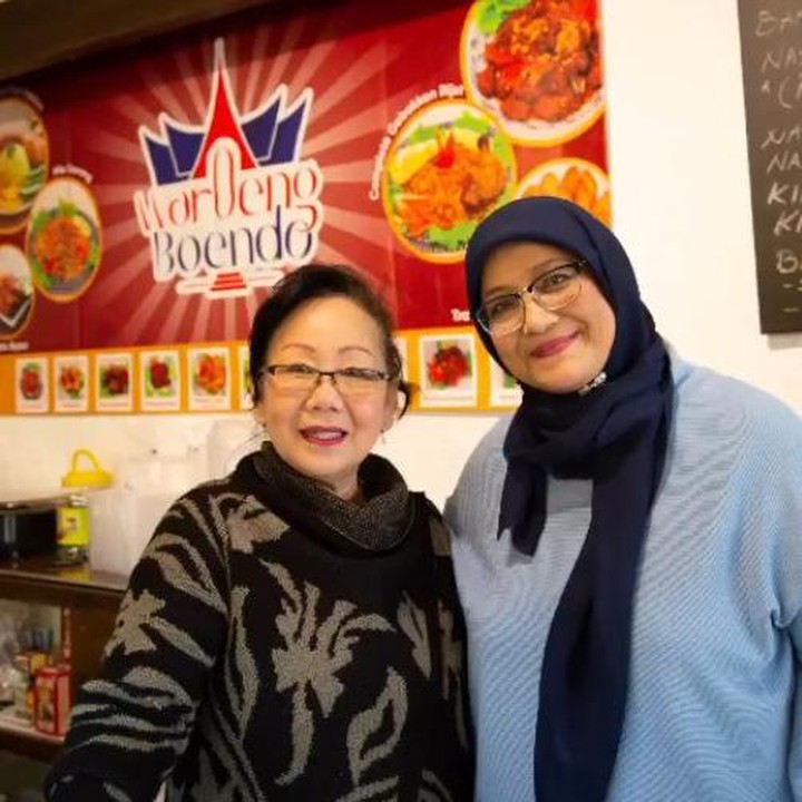 <p>Ibunda Shireen dan Zaskia Sungkar. Fenny Bauty, membuka rumah makan Padang di Belanda. Fenny sendiri memang diketahui menetap di Negara Kincir Angin itu setelah beberapa tahun menikah dengan Khalid Schumater. (Foto: Instagram @fenny.bauty)</p>