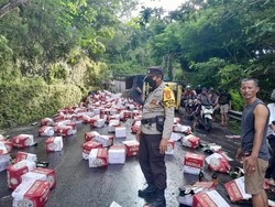Viral Truk Angkut Ratusan Botol Bir Terguling di Jalan Goa Gong
