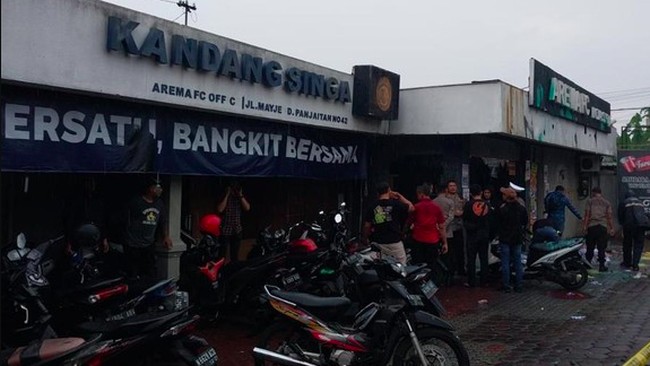 Polisi Klaim Amankan Bendera Identik Anarko di Aksi Ricuh Aremania Polisi juga mengamankan sejumlah barang bukti lain seperti pecahan kaca, bom asap, kaleng cat semprot, plastik berisi cat, hingga sapu tangan dengan noda darah.