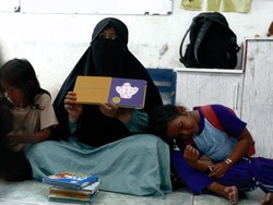 Kisah Bu Desi, Pakai Bekas Diskotek Hingga Musholla Goyang untuk Mengajar