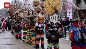VIDEO: Ratusan Penari Meriahkan Festival Topeng di Bulgaria