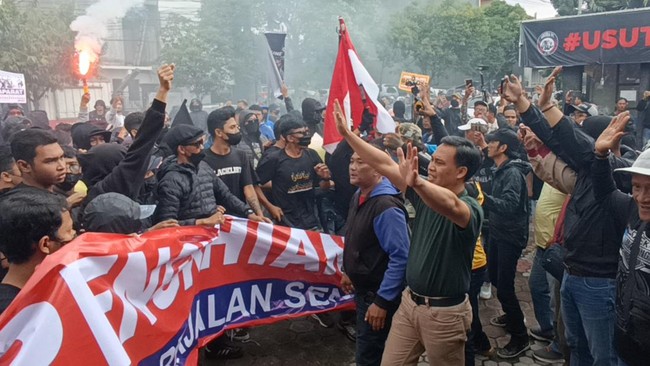 Sebanyak 107 orang ditangkap buntut aksi ricuh saat unjuk rasa Aremania di kantor Arema FC di Kota Malang.