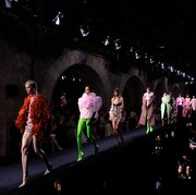 Dihadiri Anne Hathaway dan Suga, Intip Detail Koleksi Valentino Haute Couture yang Seksi dan Dramatis!