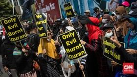 FOTO: Aksi Bela Al-Quran di Depan Kedubes Swedia