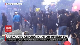 VIDEO: Aremania Kepung Kantor Arema FC, Demo Berakhir Ricuh