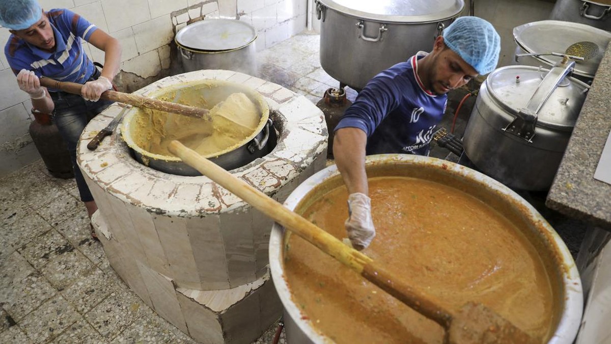 FOTO: Bubur Aseed, Hidangan Populer Masyarakat di Tengah Krisis Yaman