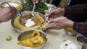 FOTO: Bubur Aseed, Hidangan Populer Masyarakat di Tengah Krisis Yaman