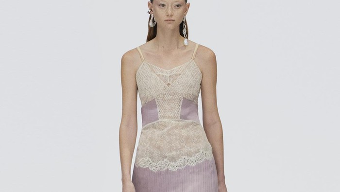 Sulap Lingerie Jadi Gaun, Intip 6 Hal Menarik dari Peragaan Busana Fendi Couture!