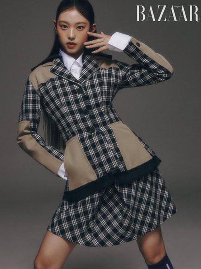 Haerin memang belum diumumkan sebagai Brand Ambassador untuk luxury brand, namun ia telah banyak beraktivitas dengan mengenakan fashion luxury brand dari Dior, Beauties. Salah satunya termasuk dalam sebuah photoshoot bersama BAZAAR./ Foto: BAZAAR