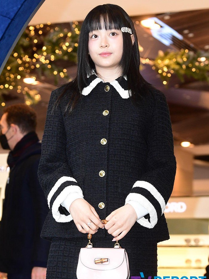 Hanni pun turut menghadiri acara resmi Gucci pada 9 Desember 2022 lalu. Dalam acara tersebut, Hanni tampil manis dengan mengenakan hairpin serta outfit yang didominasi warna hitam dan putih./ Foto: TV Report
