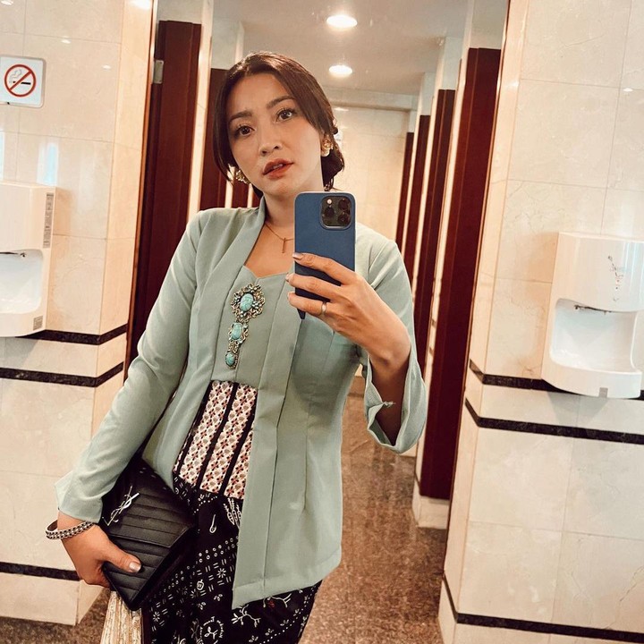 <p>Pernikahan Kiky Saputri dan M. Khairi pada Sabtu (28/1/23) pekan lalu dihadiri oleh para selebriti. Tak terkecuali Hesti Purwadinata, Bunda. (Foto: Instagram @hestipurwadinata)</p>