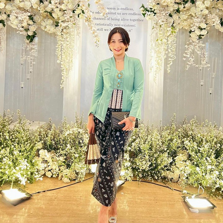 <p>Aktris yang juga aktif sebagai pembawa acara itu hadir mengenakan busana kebaya berwarna toska. (Foto: Instagram @hestipurwadinata)</p>