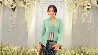 <p>Aktris yang juga aktif sebagai pembawa acara itu hadir mengenakan busana kebaya berwarna toska. (Foto: Instagram @hestipurwadinata)</p>