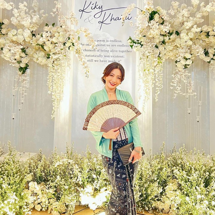 <p>Hesti terlihat cantik dalam balutan kebaya yang dipadu dengan kain rancangan Sejauh Mata Memandang. Rambutnya tampak elegan dengan gaya <em>low-bun</em>. Ia juga memakai aksesori lengkap hingga kipas di tangannya. (Foto: Instagram @hestipurwadinata)</p>