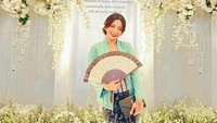 <p>Hesti terlihat cantik dalam balutan kebaya yang dipadu dengan kain rancangan Sejauh Mata Memandang. Rambutnya tampak elegan dengan gaya <em>low-bun</em>. Ia juga memakai aksesori lengkap hingga kipas di tangannya. (Foto: Instagram @hestipurwadinata)</p>