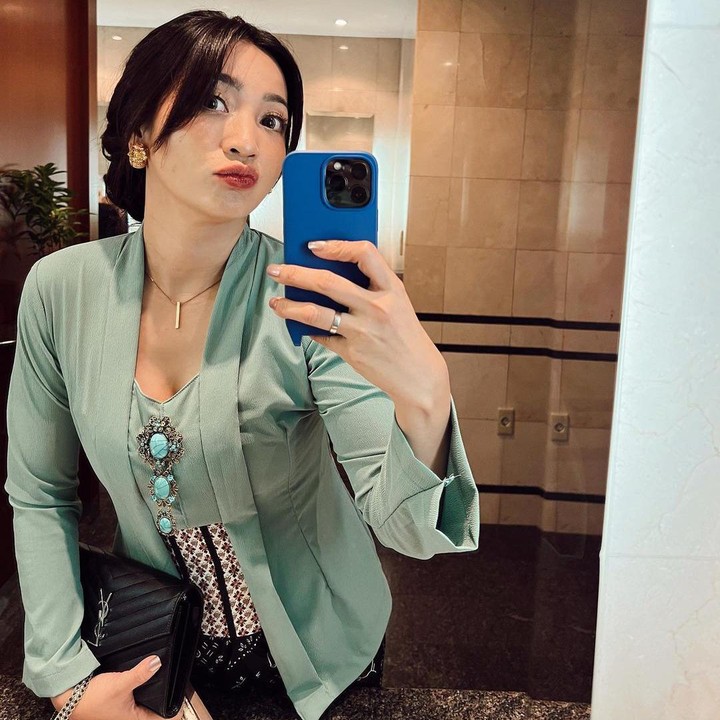 <p>Tampil memesona dengan kebaya, Hesti menyebutkan bahwa ia hanya memakai kebaya sederhana yang dibeli dari <em>e-commerce</em> seharga Rp200 ribu, Bunda. <em>"Kebaya ; beli dikeranjang online, bebas mau keranjang oren,ijo, biru, merah harganya cuman 200rebu, search ajah kebaya bali,"</em> tulisnya. (Foto: Instagram @hestipurwadinata)</p>