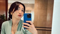 <p>Tampil memesona dengan kebaya, Hesti menyebutkan bahwa ia hanya memakai kebaya sederhana yang dibeli dari <em>e-commerce</em> seharga Rp200 ribu, Bunda. <em>"Kebaya ; beli dikeranjang online, bebas mau keranjang oren,ijo, biru, merah harganya cuman 200rebu, search ajah kebaya bali,"</em> tulisnya. (Foto: Instagram @hestipurwadinata)</p>