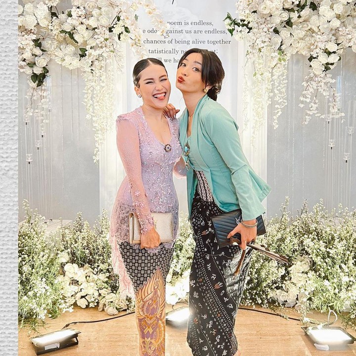 <p>Hesti juga memodifikasi kebaya yang ia beli di<em> online shop</em> sebelum memakainya ke pernikahan Kiky Saputri. <em>"tapi ini akukk renov sendiri, tadinya bukan kutu baru modelnya, tapi akukk dedel dikit,"</em> ucapnya. (Foto: Instagram @hestipurwadinata)</p>