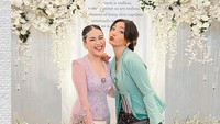 <p>Hesti juga memodifikasi kebaya yang ia beli di<em> online shop</em> sebelum memakainya ke pernikahan Kiky Saputri. <em>"tapi ini akukk renov sendiri, tadinya bukan kutu baru modelnya, tapi akukk dedel dikit,"</em> ucapnya. (Foto: Instagram @hestipurwadinata)</p>