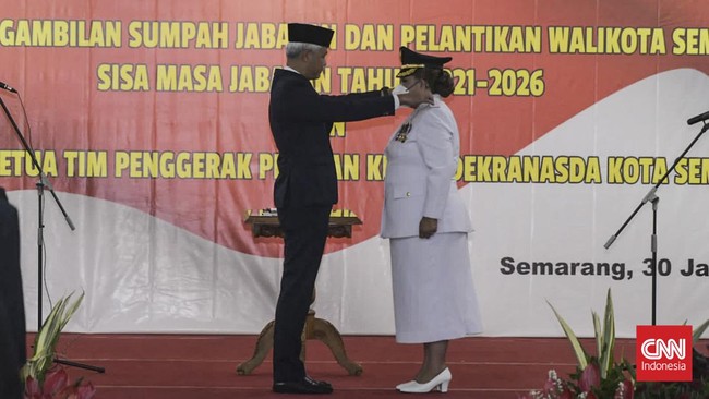 Hevearita Gunaryanti resmi dilantik sebagai Wali Kota Semarang oleh Ganjar Pranowo. Ia jadi perempuan pertama yang memimpin Semarang.