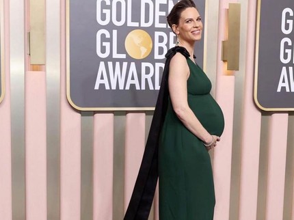 Meski Hamil Kembar di Usia 48 Tahun, Hilary Swank Tetap Rajin Olahraga di Gym