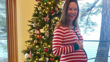 MESKI HAMIL KEMBAR, HILARY SWANK TETAP RAJIN NGEGYM