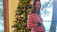 Hilary Swank Bagikan Foto USG Hamil Kembar, Satu Bayi Berpose ala Million Dollar Baby!