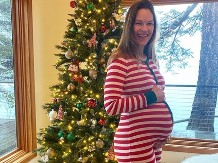 Hilary Swank Bagikan Foto USG Hamil Kembar, Satu Bayi Berpose ala Million Dollar Baby!