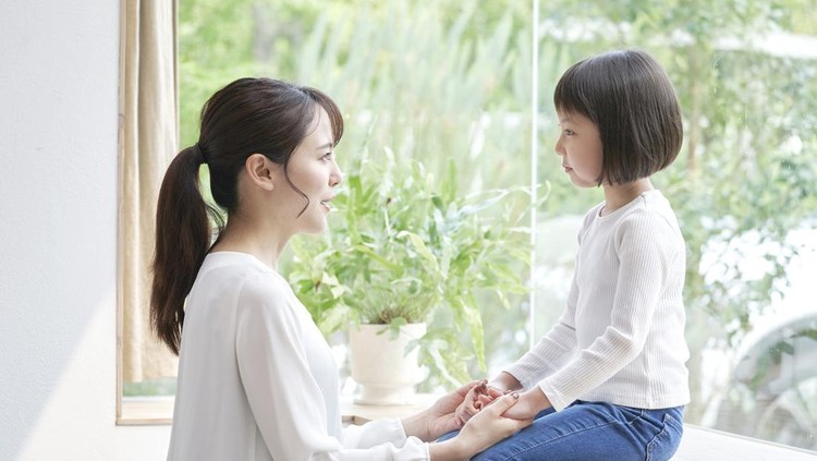 Asian mother talking with the daughter
