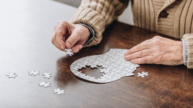 Using Hearing Aids Can Reduce the Risk of Dementia, Study Finds