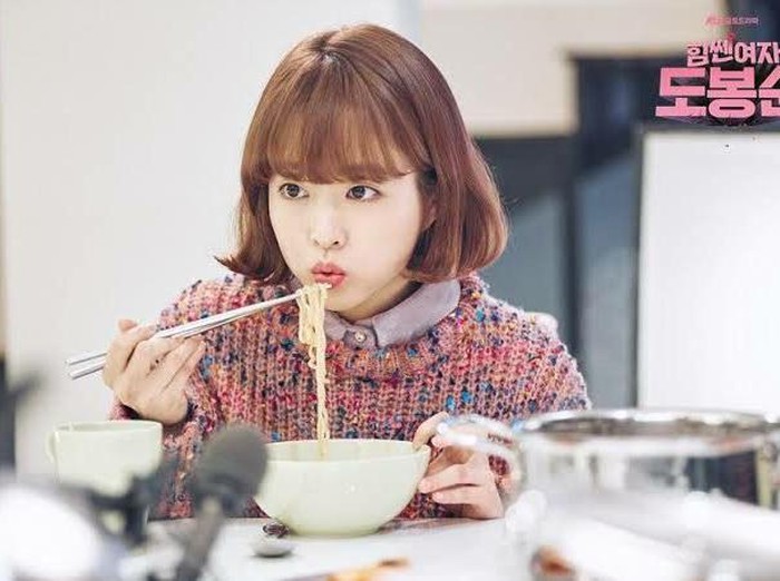 Ilustrasi orang Korea makan makanan simbolis. (Foto: hancinema.net) Ilustrasi orang Korea makan makanan simbolis. (Foto: hancinema.net)