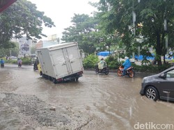 Jalan Hertasning-Aroepala Makassar Rusak Tergenang Air, Bahayakan Pengendara