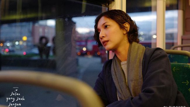Review film Jalan yang Jauh, Jangan Lupa Pulang: Eksperimen Angga Dwimas Sasongko dalam film ini patut mendapat apresiasi.