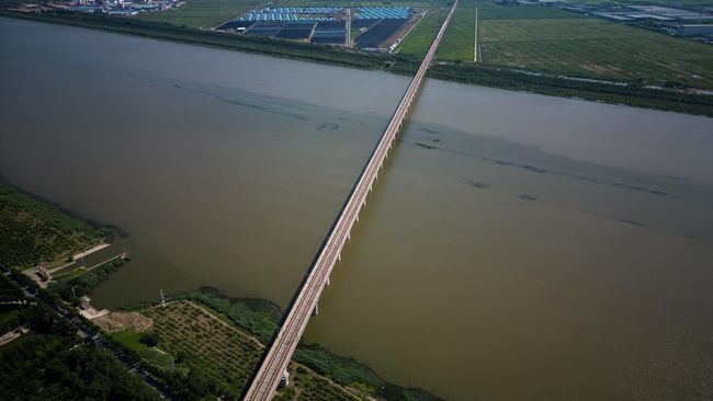 Jembatan Huajiang Grand Canyon saat ini hampir selesai dibangun di Guizhou, China. Jembatan ini akan memiliki ketinggian 2.051 kaki di atas permukaan sungai.