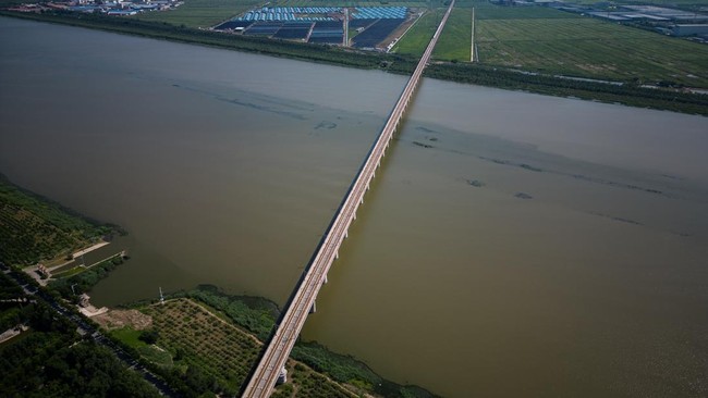 PT Kapuas Bekah Illahi bekerja sama dengan China State Construction Overseas Development Shanghai membangun jembatan baru yang melewati Sungai Kapuas.