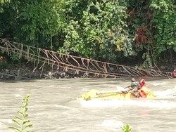 Proses Evakuasi Jenazah Polisi yang Jatuh di Sungai Papua Pegunungan