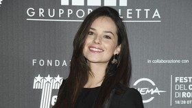 Katy Louise Saunders, Aktris Inggris Istri Song Joong-ki