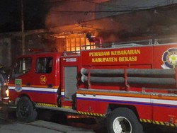 Kebakaran Melanda 2 Toko Depan Sentra Grosir Cikarang