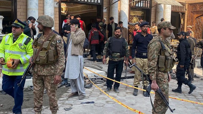 Setidaknya 25 orang tewas akibat ledakan di masjid yang berada di dalam markas polisi di Kota Peshawar, Pakistan, pada hari ini, Senin (30/1).