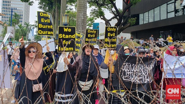 Tak hanya Indonesia, warga Malaysia juga sempat menggelar demonstrasi buntut pembakaran Al Quran oleh politikus sayap kanan Swedia-Denmark, Rasmus Paludan.