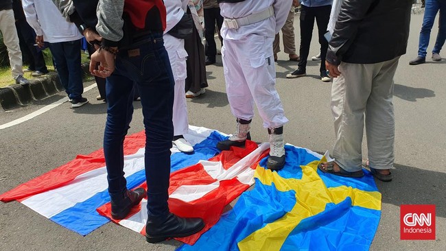 Aksi politikus ekstrem kanan Swedia-Denmark, Rasmus Paludan, membakar Al Quran memicu amarah publik terutama umat Muslim di seluruh dunia.
