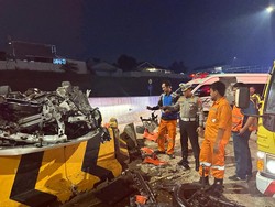 Mobil Wuling yang Terguling di Tol Krukut Dievakuasi, Lalin Lancar