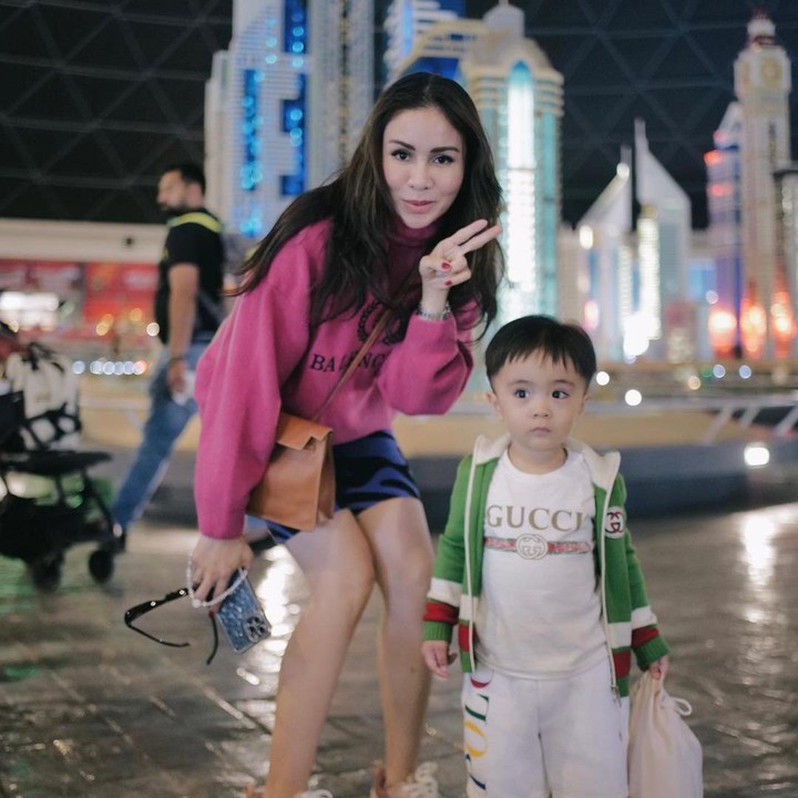 <p>Momo juga sempat mengajak anaknya bermain di wahana salju di Dubai. Setelah itu, ia dan suami bermain kart racing. (Foto: Instagram @therealmomogeisha)</p>