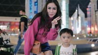 <p>Momo juga sempat mengajak anaknya bermain di wahana salju di Dubai. Setelah itu, ia dan suami bermain kart racing. (Foto: Instagram @therealmomogeisha)</p>