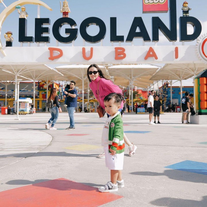 <p>Selama di Dubai, Momo bersama suami dan dua anaknya jalan-jalan ke Legoland. Wanita 36 tahun ini membagikan potret kebersamannya dengan keluarga saat menikmati waktu di sana. (Foto: Instagram @therealmomogeisha)</p>