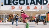 <p>Selama di Dubai, Momo bersama suami dan dua anaknya jalan-jalan ke Legoland. Wanita 36 tahun ini membagikan potret kebersamannya dengan keluarga saat menikmati waktu di sana. (Foto: Instagram @therealmomogeisha)</p>