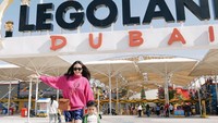 <p>Meski mengaku repot membawa anak-anak liburan, Momo mengaku senang bisa membahagiakan anaknya bermain sampai puas. Momo juga mengabadikan momen liburan kali ini di sebuah video Vlog. (Foto: Instagram @therealmomogeisha)</p>