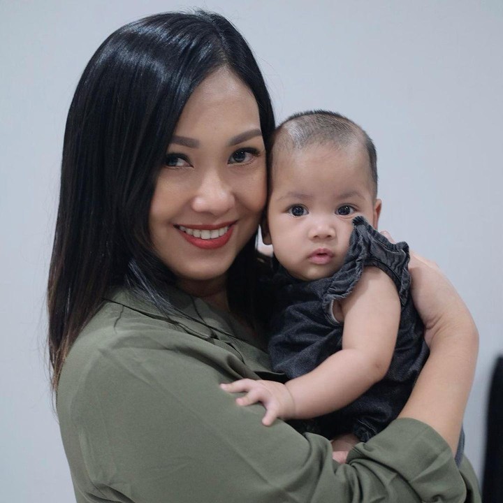 <p>Penyanyi Riafinola Ifani Sari atau akrab disapa Nola B3 hamil dan melahirkan anak keempatnya di usia 43 tahun. Nola juga mengaku sempat tak sadar dirinya hamil anak keempat, Bunda. Nola mulai menyadari hal tersebut lantarn ia mampu menyelesaikan puasa satu bulan tanpa henti. Setelah memeriksakan dengan test pack, istri Baldy Mulya Putra ini baru mengetahui kehamilannya. Pada 26 November 2021, Nola melahirkan anak keempat berjenis kelamin perempuan bernaa Aladya Odetta Nakeya Ayu. (Foto: Instagram @riafinola)</p>